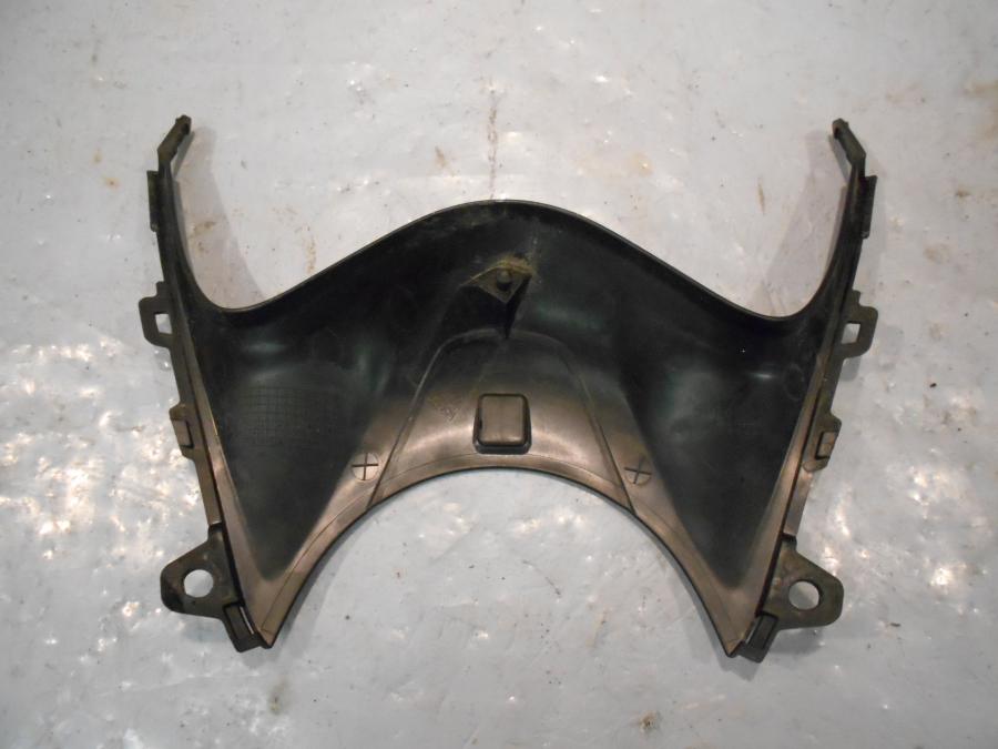 Baksidan på Bensintankskåpa från en Suzuki DL 650 -2013 motorcykel.