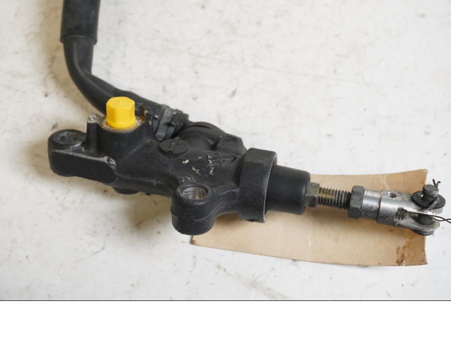 Vänster sida på Bromshuvudcylinder från en Yamaha YZF R6 -1999 motorcykel.