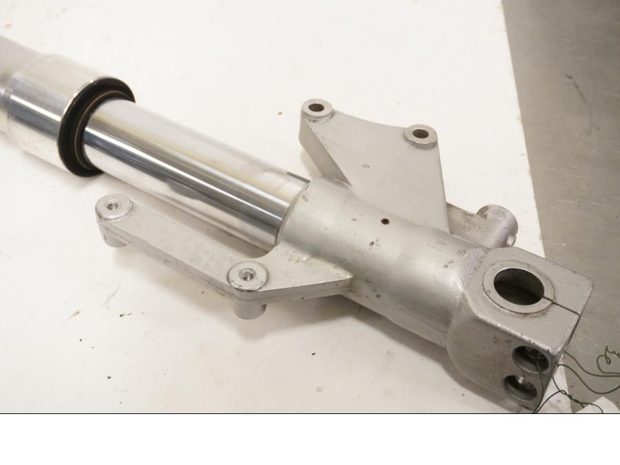 Baksidan på Gaffelben från en Hyosung GT 650 -2006 motorcykel.