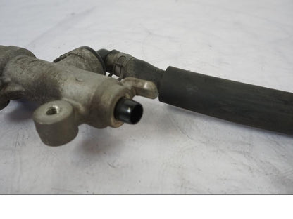 Snett nerifrån på Bromshuvudcylinder från en Honda VFR 750 -1994 motorcykel.