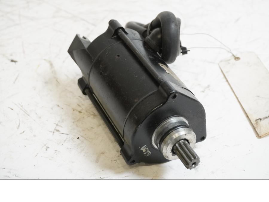 Framsidan på Startmotor från en Honda VT 1100 C -1997 motorcykel.