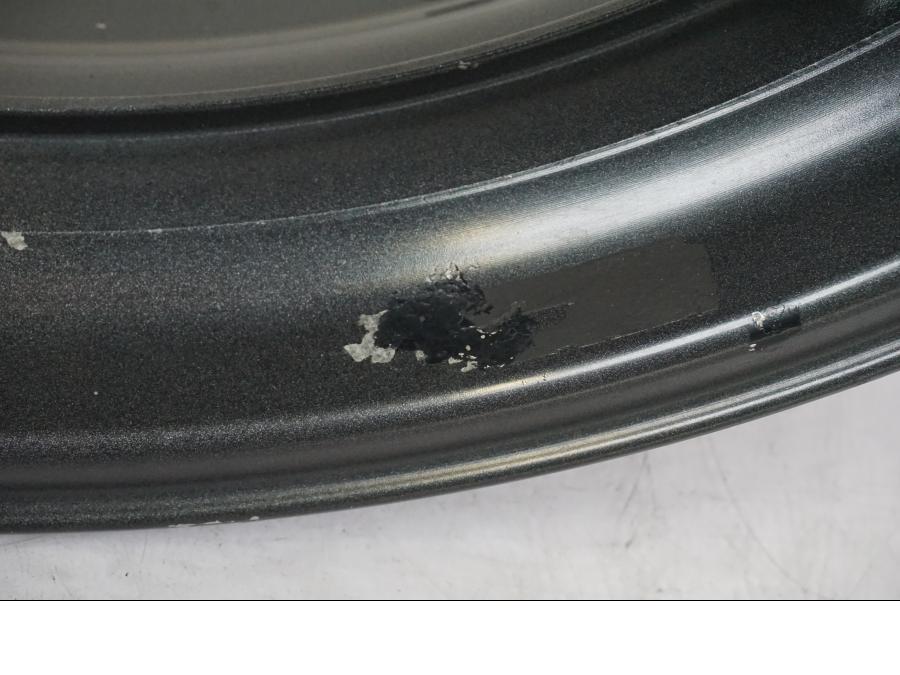 Baksidan på Fälg från en Honda CB 750 -1996 motorcykel.