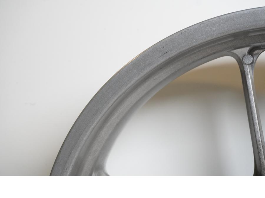 Snett nerifrån på Fälg från en Yamaha YZF-R 125 -2009 motorcykel.