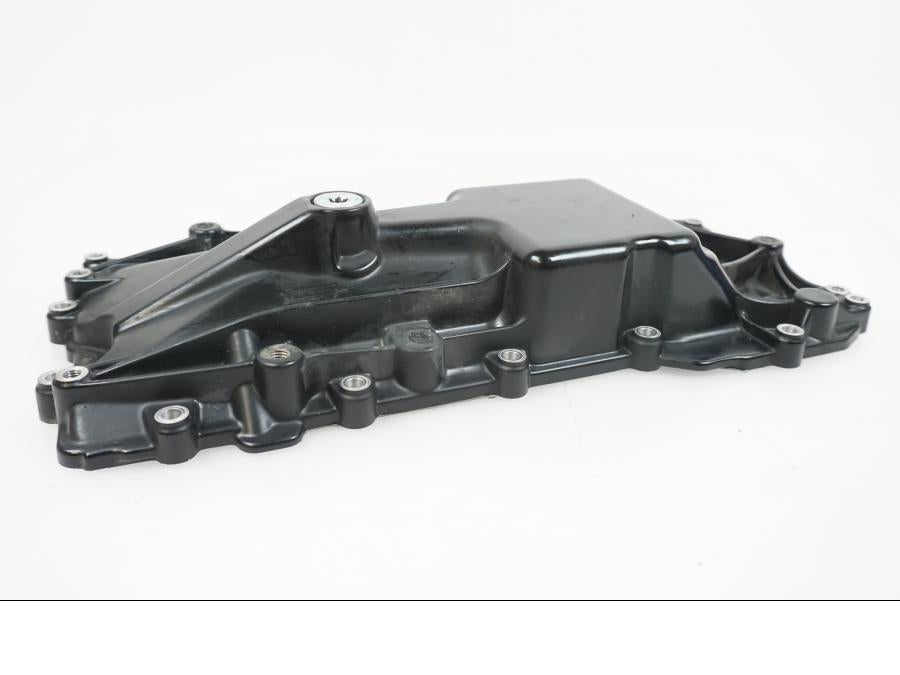 Baksidan på Oljetråg från en BMW F 850 GS -2019 motorcykel.