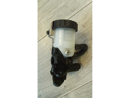 Höger sida på Bromshuvudcylinder från en Triumph Speed Triple -2002 motorcykel.