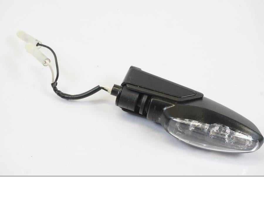 Framsidan på Blinkers från en Triumph Trident -2021 motorcykel.