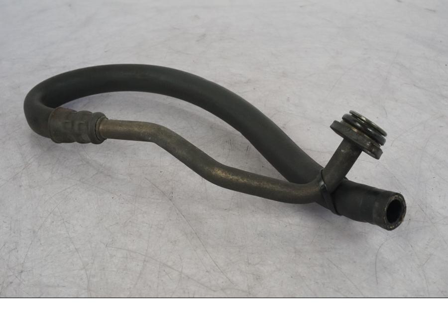 Baksidan på Oljekylslang från en BMW R 1100 GS -1998 motorcykel.