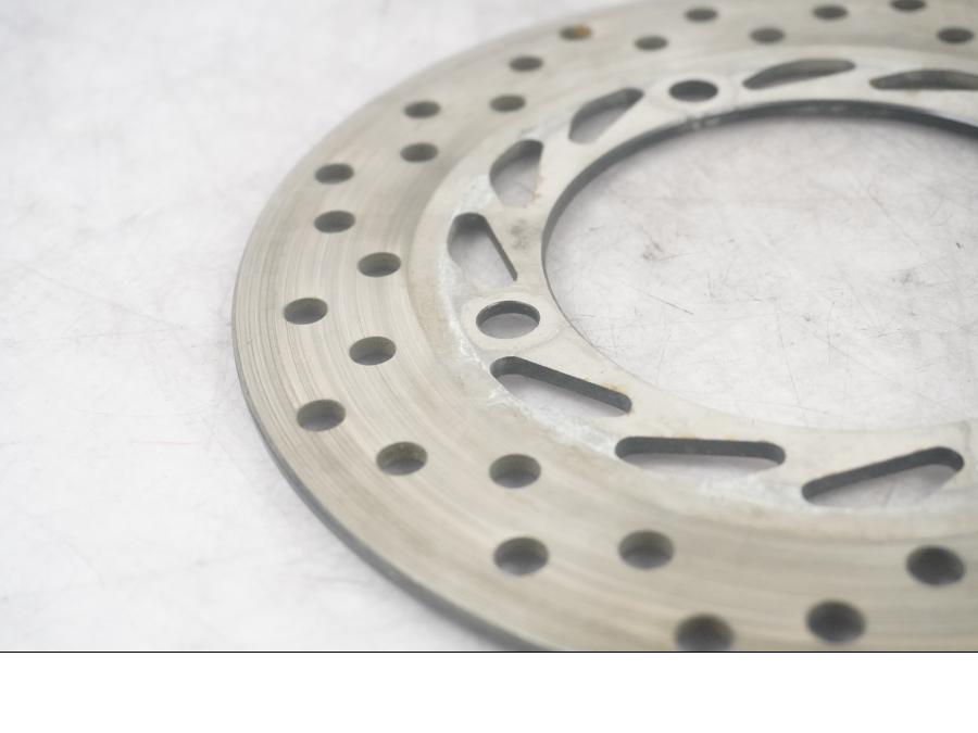 Vänster sida på Bromsskiva från en Honda CBR 125 R -2011 motorcykel.