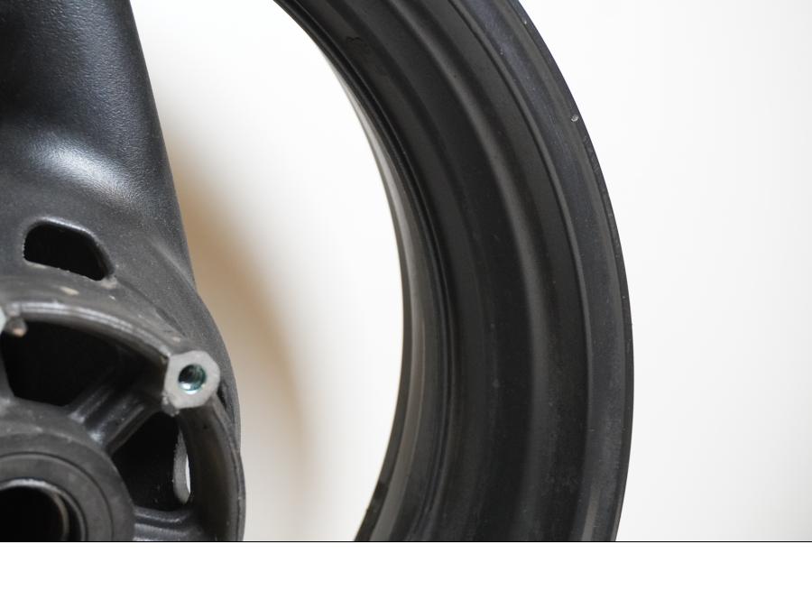 Vänster sida på Fälg från en Yamaha YZF 1000 R -1997 motorcykel.