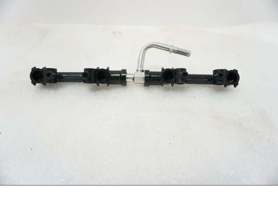 Baksidan på Fuel Rail från en Kawasaki Z 1000 -2011 motorcykel.