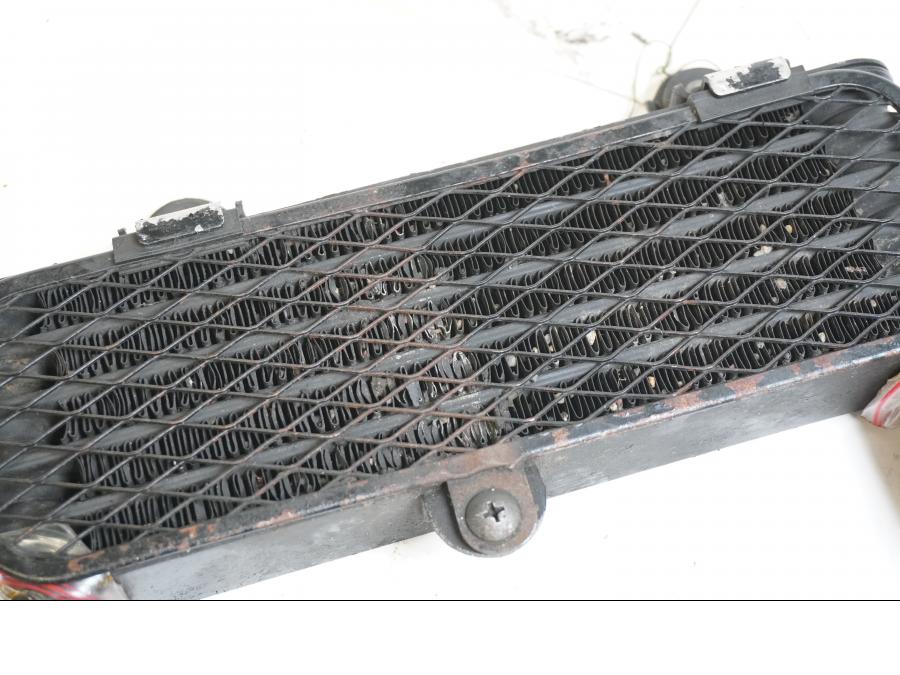 Snett uppifrån på Oljekyl från en Suzuki TL 1000 S -1998 motorcykel.