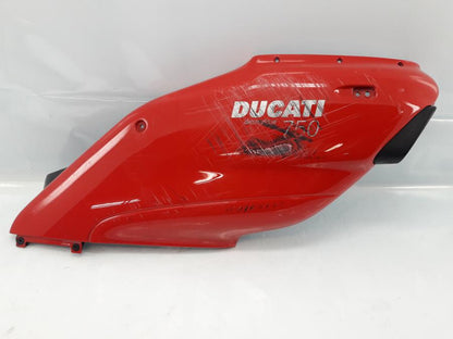 Framsidan på Sidkåpa från en Ducati 750 SS -2000 motorcykel.