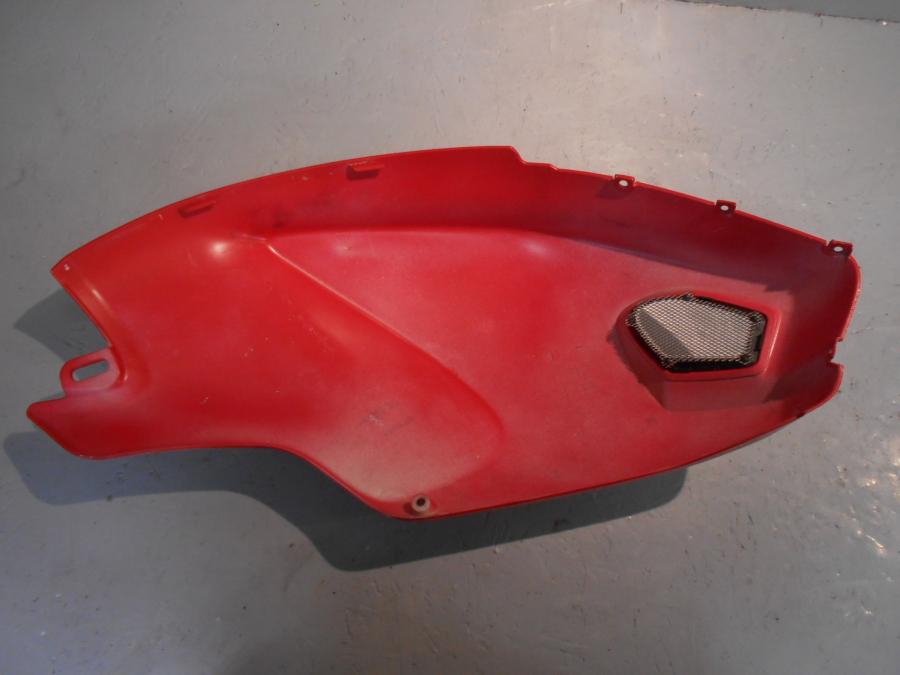 Höger sida på Bensintankskåpa från en Ducati Monster 696 -2013 motorcykel.