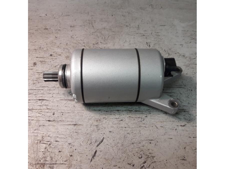 Framsidan på Startmotor från en Honda ADV 750 -2017 motorcykel.