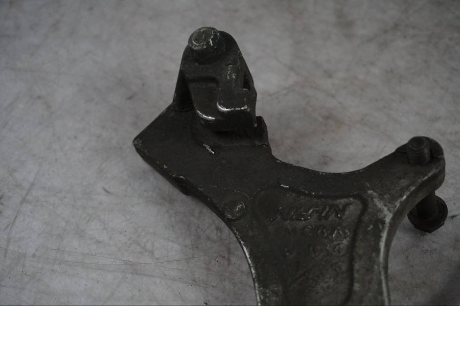 Baksidan på Bromsoksfäste från en Honda XL 650 V -2004 motorcykel.