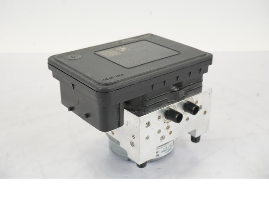 Framsidan på ABS Modulator från en BMW S 1000 XR -2019 motorcykel.