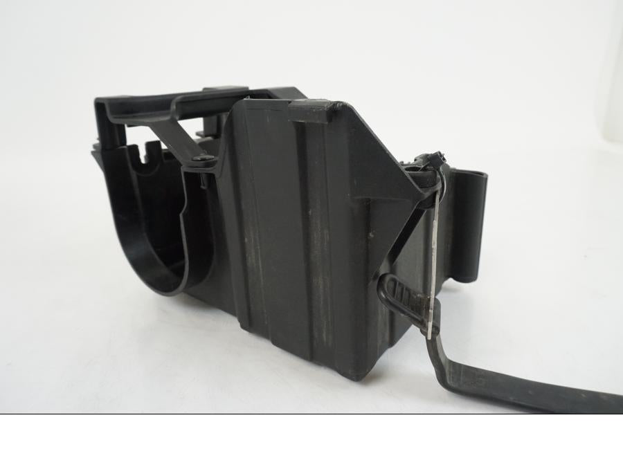 Snett nerifrån på Batterihållare från en BMW F 650 CS -2002 motorcykel.