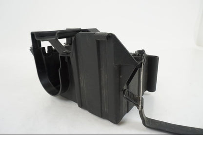 Snett nerifrån på Batterihållare från en BMW F 650 CS -2002 motorcykel.