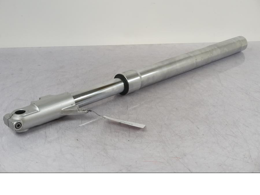 Framsidan på Gaffelben från en Suzuki VZ 800 -2000 motorcykel.