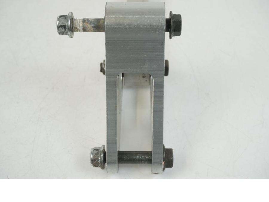 Vänster sida på Stötdämparlänkage från en Yamaha YZF 1000 R1 -2007 motorcykel.