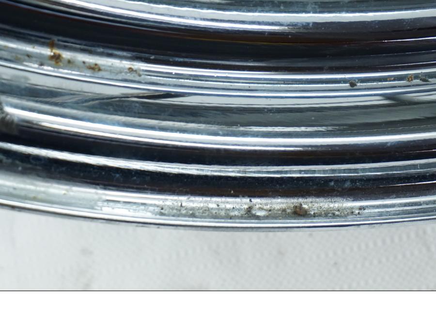 Vänster sida på Fälg från en Triumph Bonneville -2001 motorcykel.