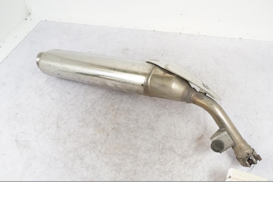 Snett nerifrån på Ljuddämpare från en Honda CBF 1000 -2007 motorcykel.