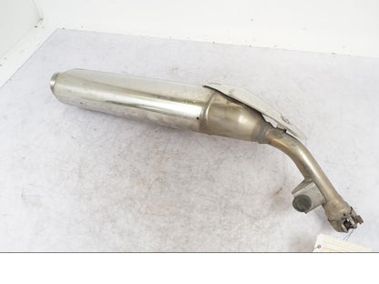 Snett nerifrån på Ljuddämpare från en Honda CBF 1000 -2007 motorcykel.