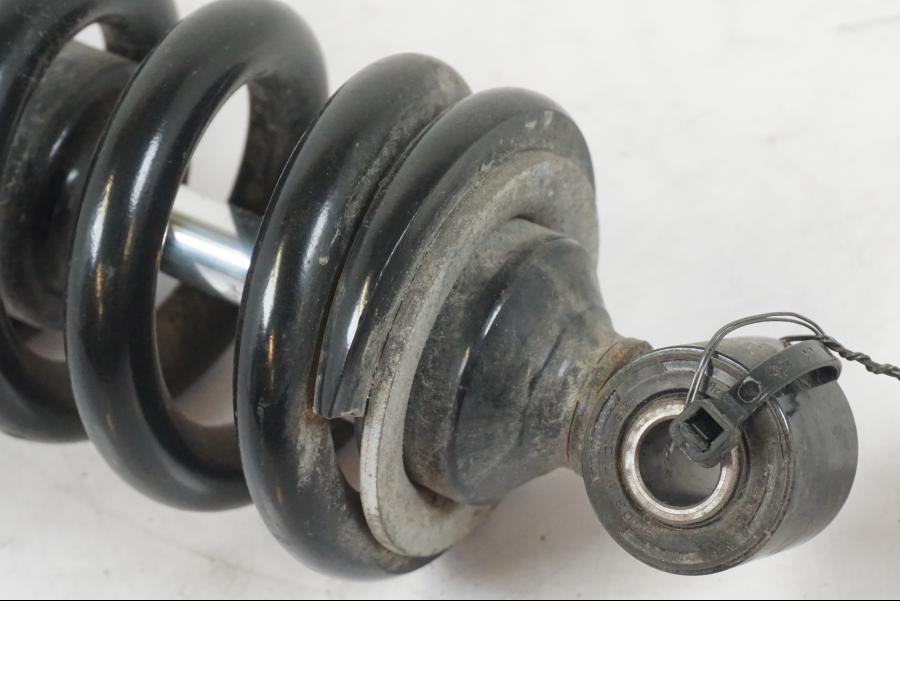 Baksidan på Stötdämpare från en Suzuki VZR 1800 -2009 motorcykel.