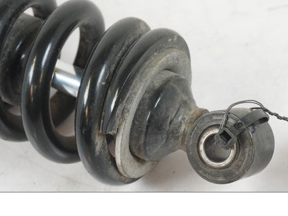 Baksidan på Stötdämpare från en Suzuki VZR 1800 -2009 motorcykel.