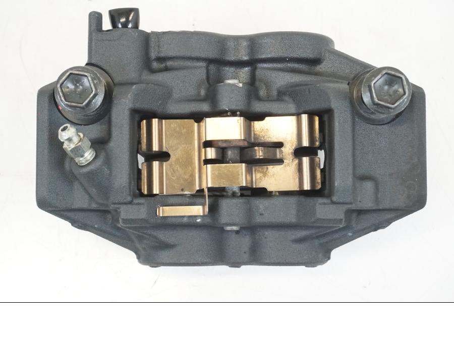 Snett nerifrån på Bromsok från en Yamaha MT-09 -2021 motorcykel.