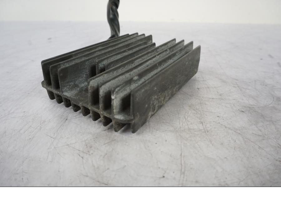 Vänster sida på Likriktare från en Kawasaki VN 1500 -2003 motorcykel.