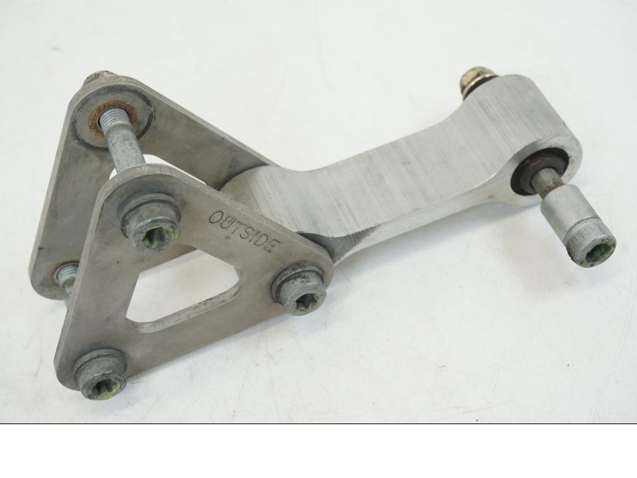 Baksidan på Stötdämparlänkage från en Triumph TT 600 -2002 motorcykel.