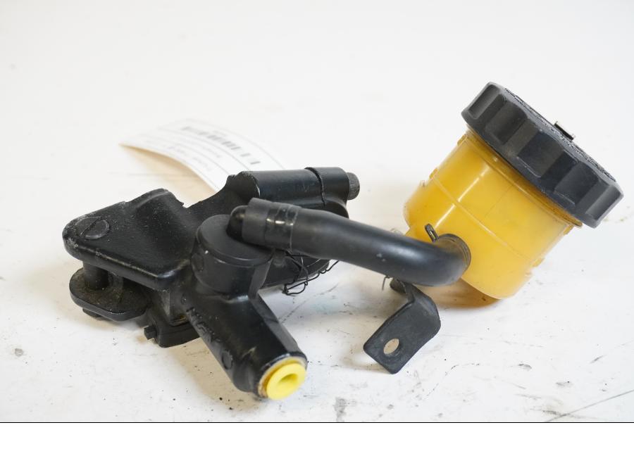 Baksidan på Bromshuvudcylinder från en Triumph TT 600 -2001 motorcykel.