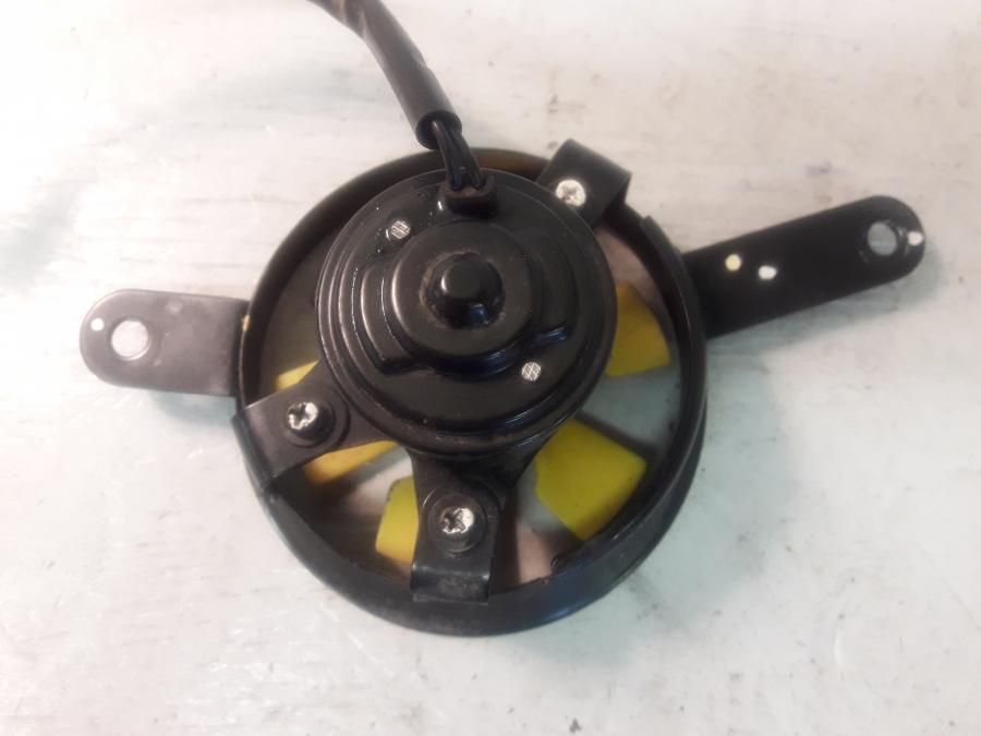 Baksidan på Vattenkylfläkt från en Honda CBR 125 R -2008 motorcykel.