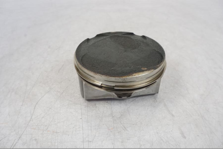 Framsidan på Kolv från en BMW R 1200 GS -2010 motorcykel.