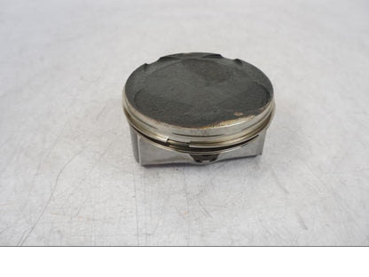 Framsidan på Kolv från en BMW R 1200 GS -2010 motorcykel.