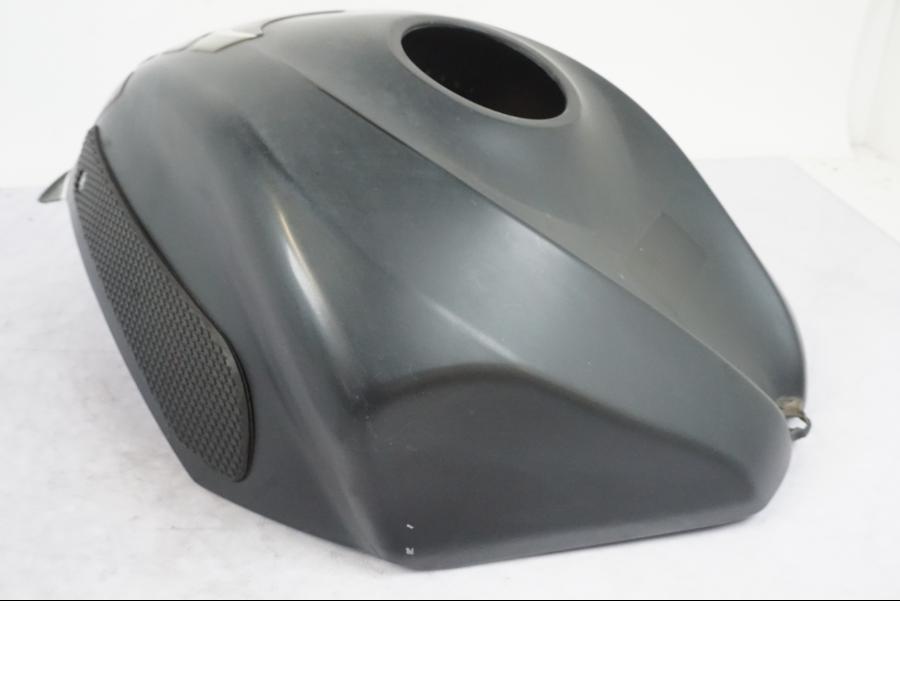 Snett nerifrån på Tankkåpa från en Suzuki GSX-R 750 -2007 motorcykel.