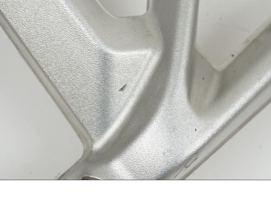 Höger sida på Fotpinnefäste från en BMW R 1250 GS -2017 motorcykel.