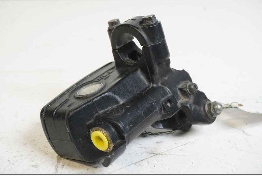 Vänster sida på Bromshuvudcylinder från en Honda CBR 1100 XX -2001 motorcykel.