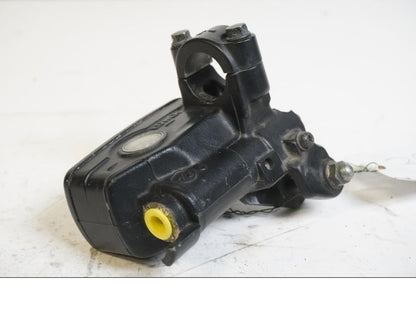 Vänster sida på Bromshuvudcylinder från en Honda CBR 1100 XX -2001 motorcykel.