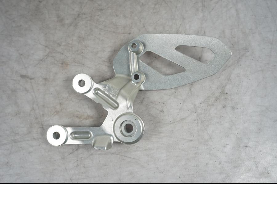 Framsidan på Fotpinnefäste inre från en BMW S 1000 XR -2019 motorcykel.