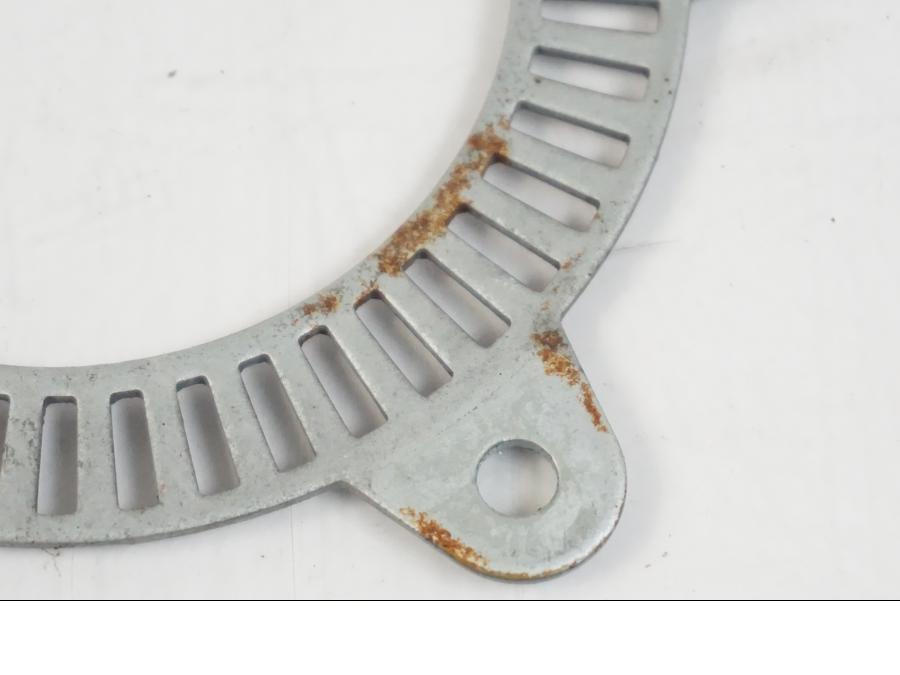 Snett nerifrån på ABS krans från en BMW F 650 CS -2002 motorcykel.