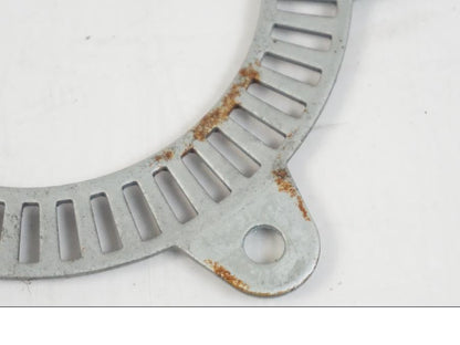 Snett nerifrån på ABS krans från en BMW F 650 CS -2002 motorcykel.