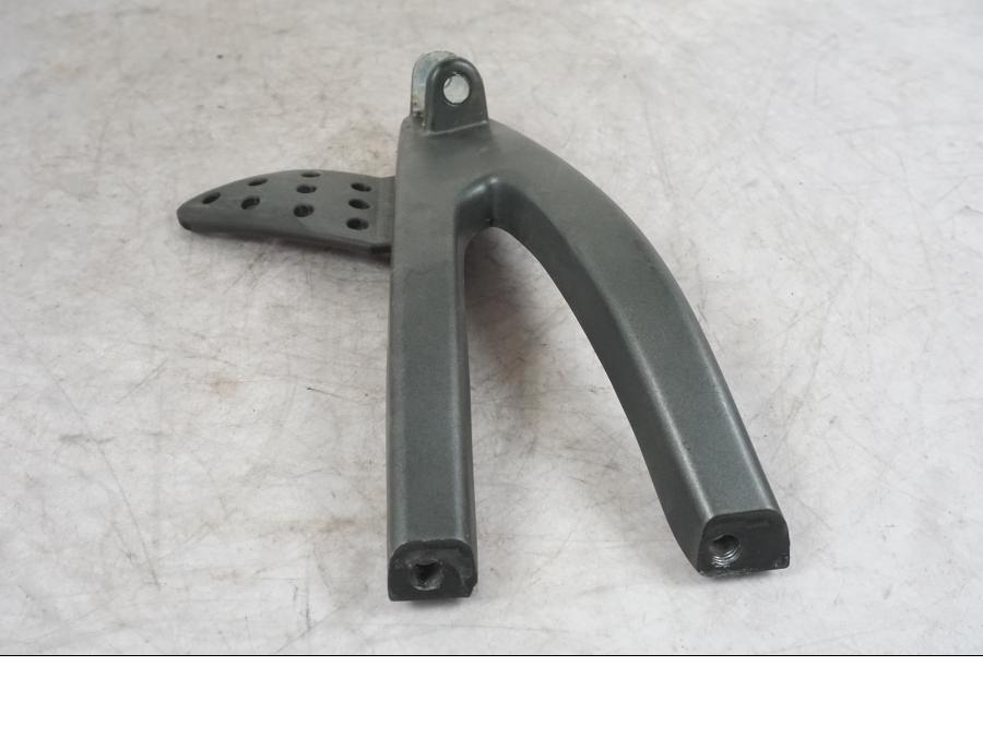 Vänster sida på Fotpinnefäste från en Buell 1125 R -2008 motorcykel.