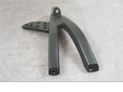 Vänster sida på Fotpinnefäste från en Buell 1125 R -2008 motorcykel.