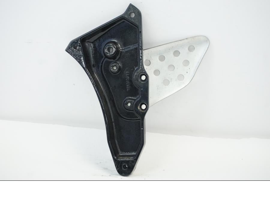 Baksidan på Fotpinnefäste från en Buell XB9S -2003 motorcykel.