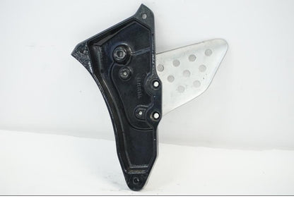 Baksidan på Fotpinnefäste från en Buell XB9S -2003 motorcykel.