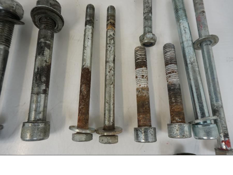 Snett uppifrån på Skruv / Mutter etc från en AJP PR7 -2021 motorcykel.