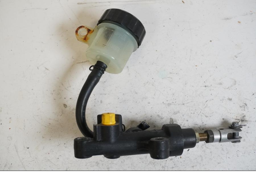 Framsidan på Bromshuvudcylinder från en Yamaha YZF R6 -2003 motorcykel.