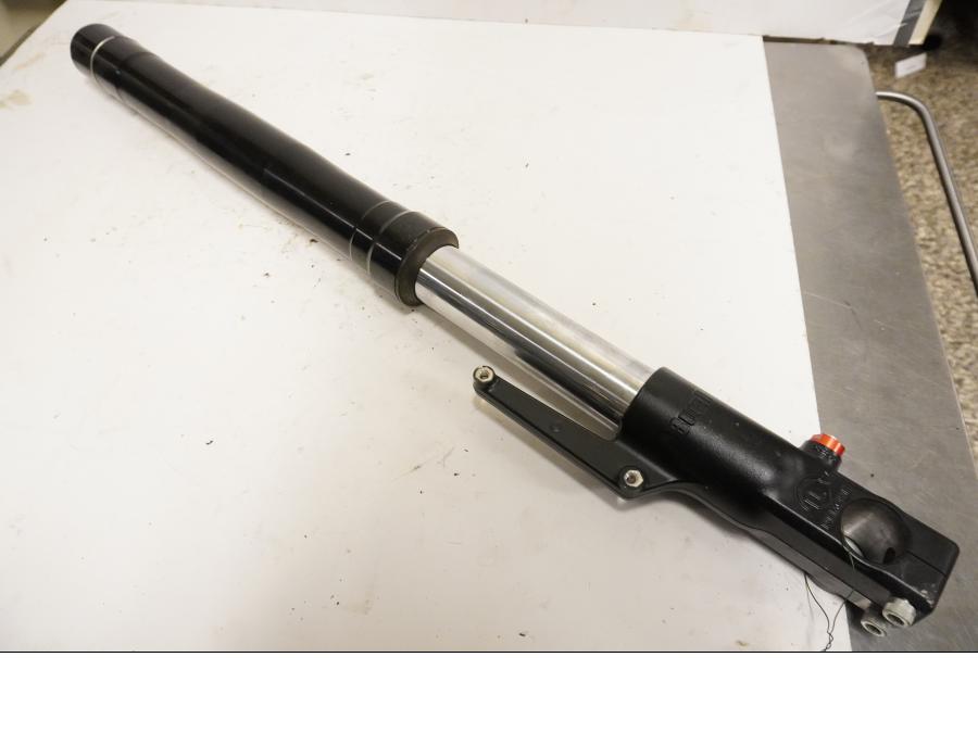 Framsidan på Gaffelben från en Buell XB 12 -2009 motorcykel.